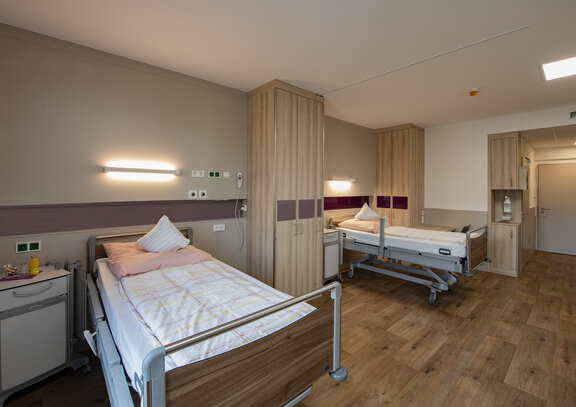 Zimmer_auf_der_Wahlleistungsstation_A0 Zimmer mit zwei Betten auf der Wahlleistungsstation A0