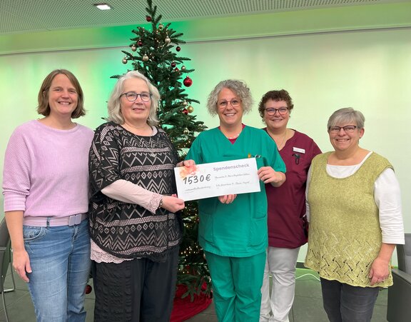 Adventsbasarspende zugunsten der Pfarrcaritas im St.-Clemens-Hospital übergeben.